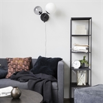 House Doctor lampe Twice sort på væg ved sofa - Fransenhome